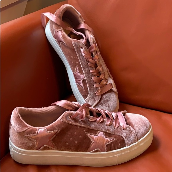 Steve Madden Shoes - ⭐️Steve Madden Velvet Platform Sneakers